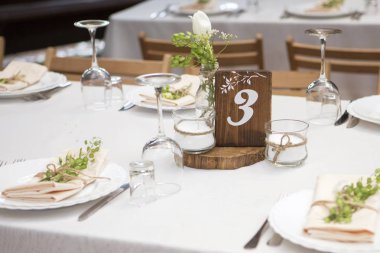 Basit ama lüks zengin tablo bir düğün kutlama için ayarlama