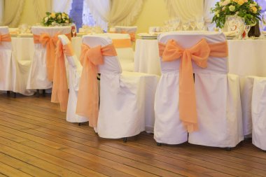 Basit ama lüks zengin tablo bir düğün kutlama için ayarlama