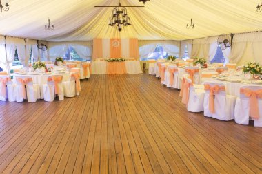 Basit ama lüks zengin tablo bir düğün kutlama için ayarlama