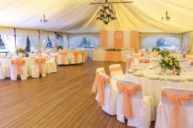 Basit ama lüks zengin tablo bir düğün kutlama için ayarlama