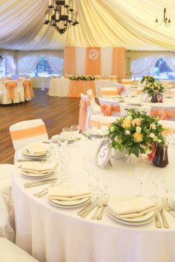 Basit ama lüks zengin tablo bir düğün kutlama için ayarlama