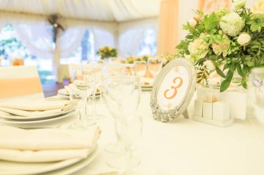 Basit ama lüks zengin tablo bir düğün kutlama için ayarlama