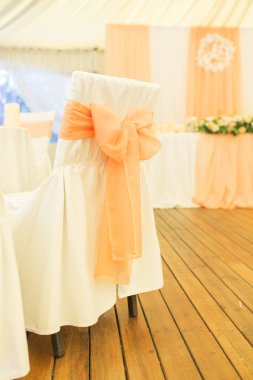 Basit ama lüks zengin tablo bir düğün kutlama için ayarlama