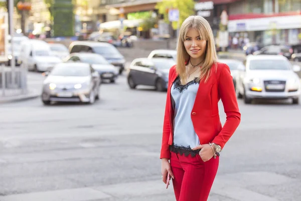 Vackra rika lyx titta blondin kaukasiska affärskvinna i — Stockfoto