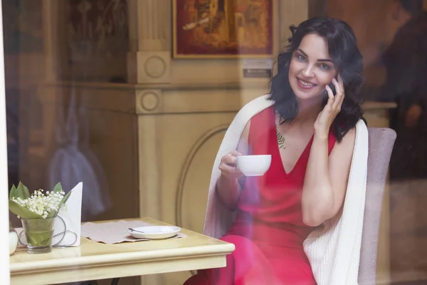 Красивая брюнетка кавказская деловая женщина сидит в кафе на — стоковое фото