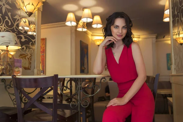 Beautiful brunette caucasian business woman sitting in cafe on h — Stock Photo, Image