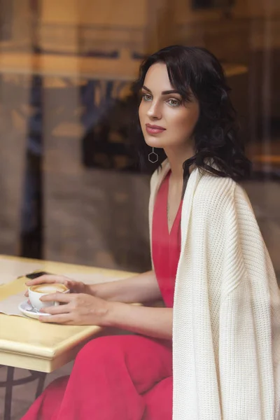 Hermosa morena caucásica mujer de negocios sentada en la cafetería en h — Foto de Stock