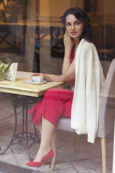 Hermosa morena caucásica mujer de negocios sentada en la cafetería en h — Foto de Stock