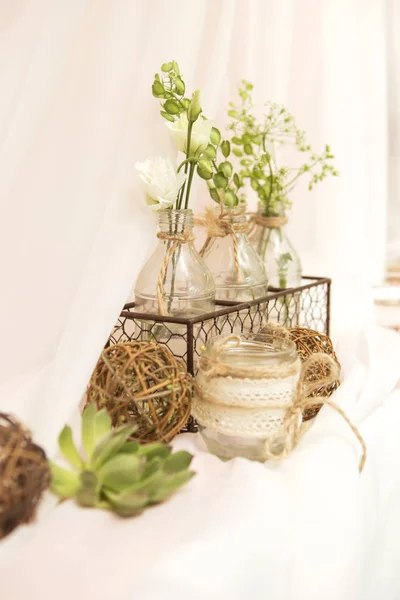 Einfache, aber luxuriöse Tischdekoration für eine Hochzeitsfeier — Stockfoto