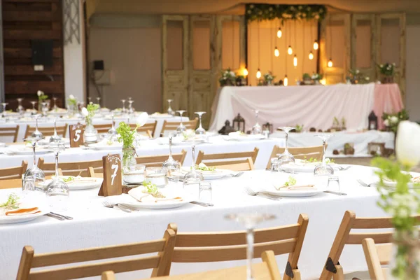 Simples, mas luxo rico configuração de mesa para uma celebração de casamento i — Fotografia de Stock