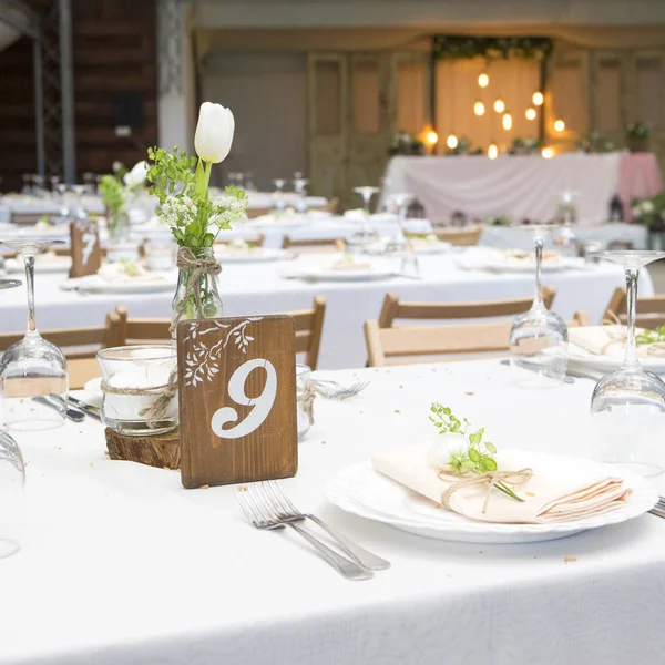 Basit ama lüks zengin tablo bir düğün kutlama için ayarlama