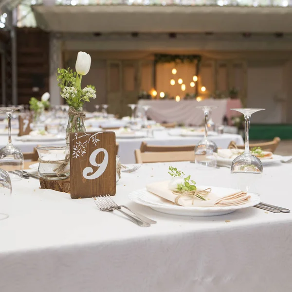 Basit ama lüks zengin tablo bir düğün kutlama için ayarlama