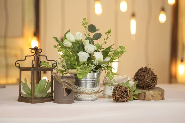 Basit ama lüks zengin tablo bir düğün kutlama için ayarlama