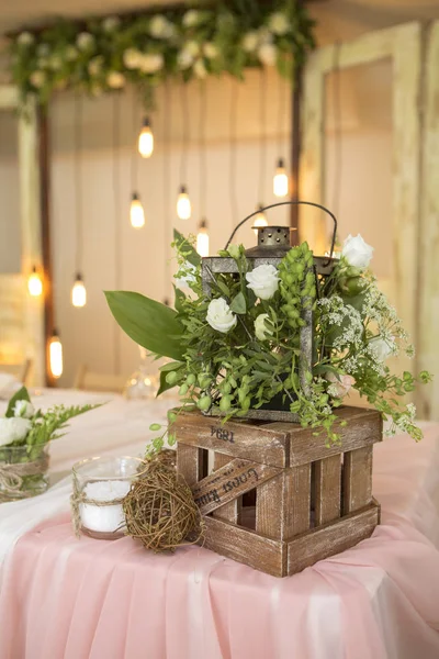 Basit ama lüks zengin tablo bir düğün kutlama için ayarlama