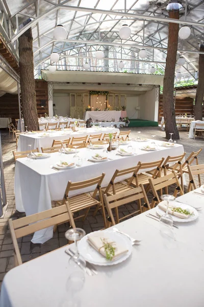 Basit ama lüks zengin tablo bir düğün kutlama için ayarlama