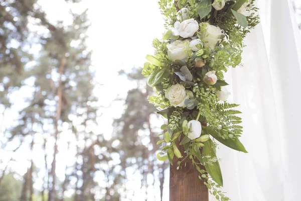 Свадебная арка украшена цветами из роз эустомы на свадьбе c — стоковое фото