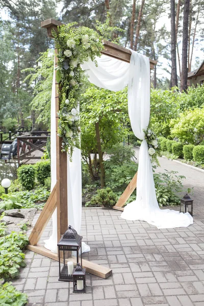 Arco de casamento decorado com flores de rosas eustoma em um casamento c — Fotografia de Stock