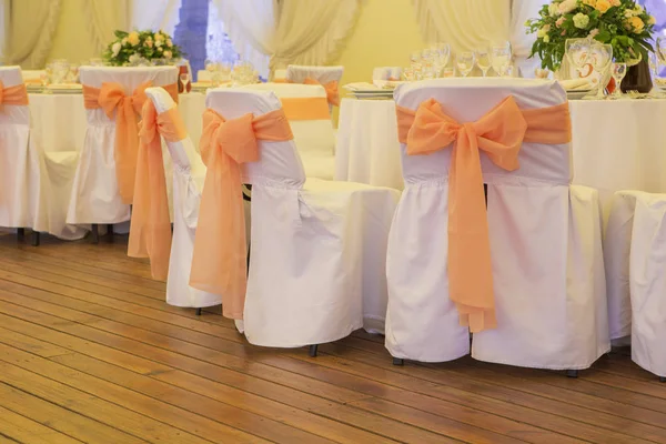 Basit ama lüks zengin tablo bir düğün kutlama için ayarlama