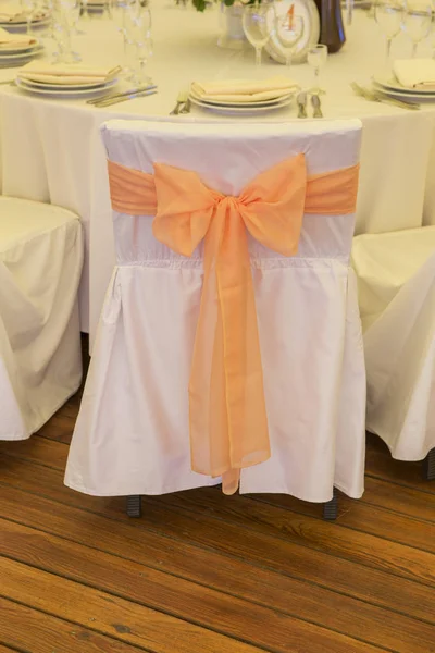 Basit ama lüks zengin tablo bir düğün kutlama için ayarlama