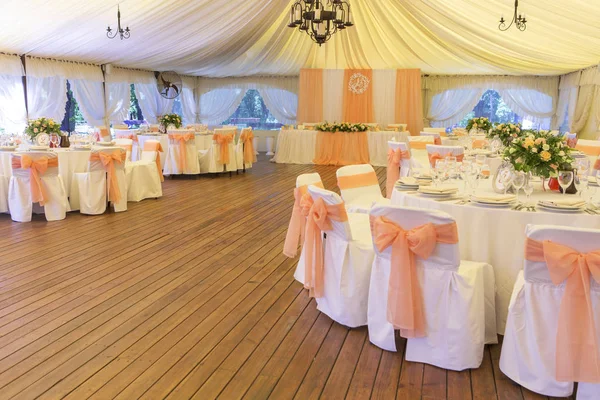 Basit ama lüks zengin tablo bir düğün kutlama için ayarlama