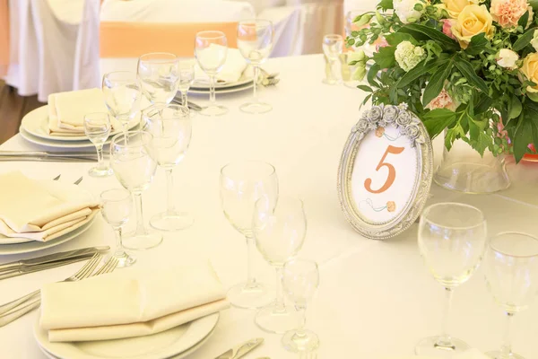 Basit ama lüks zengin tablo bir düğün kutlama için ayarlama