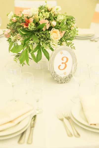 Basit ama lüks zengin tablo bir düğün kutlama için ayarlama