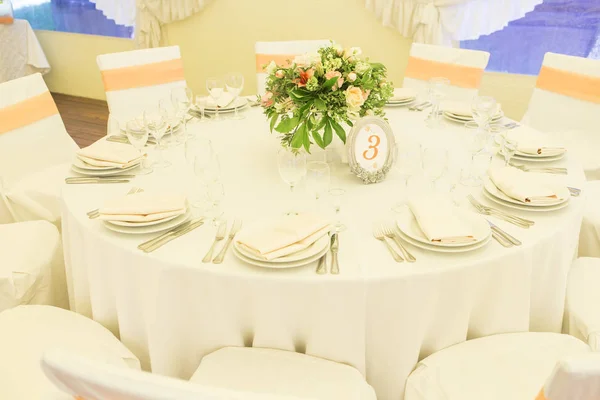 Simples, mas luxo rico configuração de mesa para uma celebração de casamento i — Fotografia de Stock