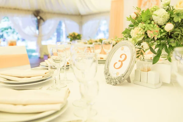 Basit ama lüks zengin tablo bir düğün kutlama için ayarlama