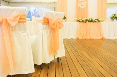 Basit ama lüks zengin tablo bir düğün kutlama için ayarlama