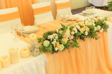 Basit ama lüks zengin tablo bir düğün kutlama için ayarlama