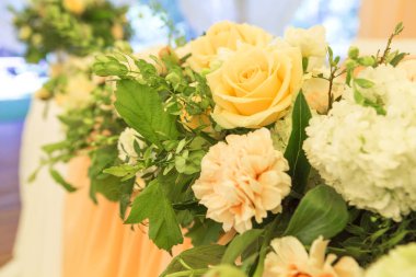 Basit ama lüks zengin tablo bir düğün kutlama için ayarlama