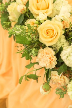 Basit ama lüks zengin tablo bir düğün kutlama için ayarlama