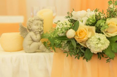 Basit ama lüks zengin tablo bir düğün kutlama için ayarlama