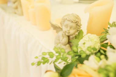 Basit ama lüks zengin tablo bir düğün kutlama için ayarlama