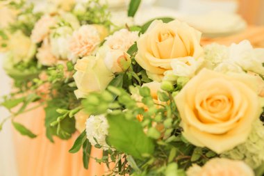 Basit ama lüks zengin tablo bir düğün kutlama için ayarlama