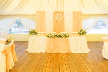 Basit ama lüks zengin tablo bir düğün kutlama için ayarlama