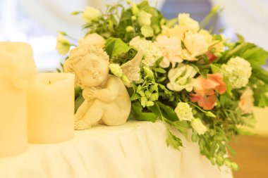 Basit ama lüks zengin tablo bir düğün kutlama için ayarlama