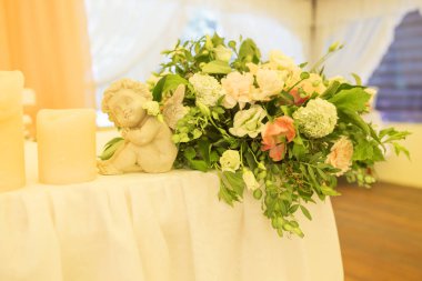 Basit ama lüks zengin tablo bir düğün kutlama için ayarlama