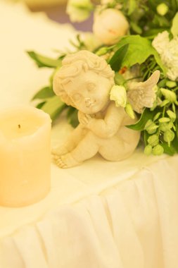 Basit ama lüks zengin tablo bir düğün kutlama için ayarlama