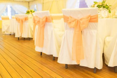 Basit ama lüks zengin tablo bir düğün kutlama için ayarlama