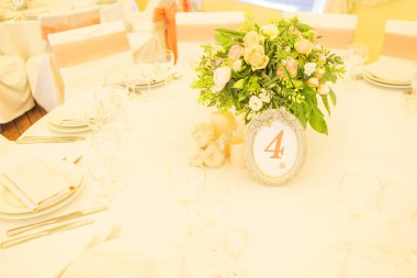 Basit ama lüks zengin tablo bir düğün kutlama için ayarlama