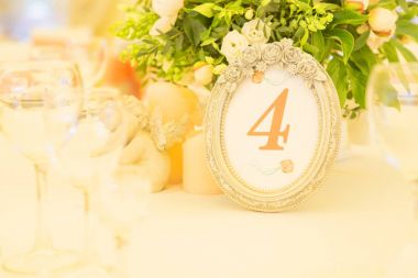 Basit ama lüks zengin tablo bir düğün kutlama için ayarlama