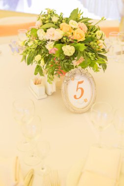 Basit ama lüks zengin tablo bir düğün kutlama için ayarlama