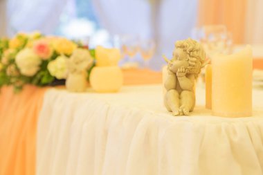 Basit ama lüks zengin tablo bir düğün kutlama için ayarlama