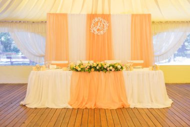 Basit ama lüks zengin tablo bir düğün kutlama için ayarlama