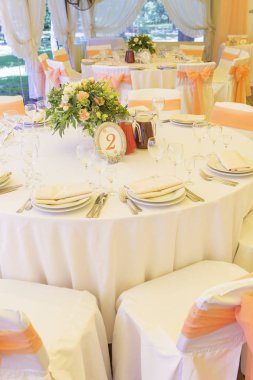 Basit ama lüks zengin tablo bir düğün kutlama için ayarlama