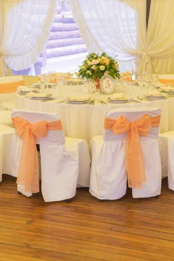 Basit ama lüks zengin tablo bir düğün kutlama için ayarlama