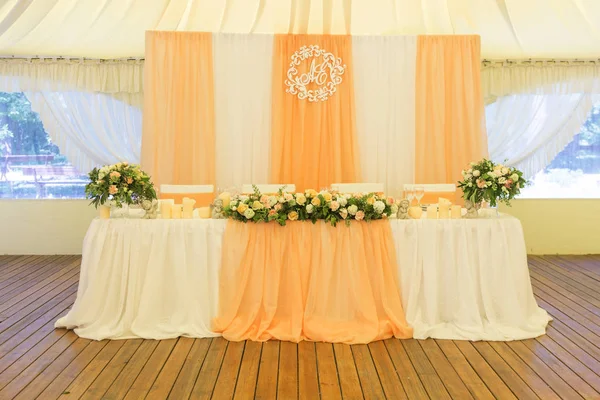 Sencillo pero lujoso ajuste de mesa para una celebración de la boda i — Foto de Stock