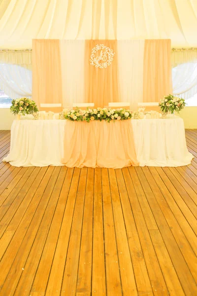 Basit ama lüks zengin tablo bir düğün kutlama için ayarlama