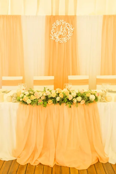 Simples, mas luxo rico configuração de mesa para uma celebração de casamento i — Fotografia de Stock